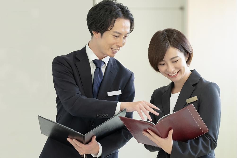 ホテルスタッフとして働くふたり