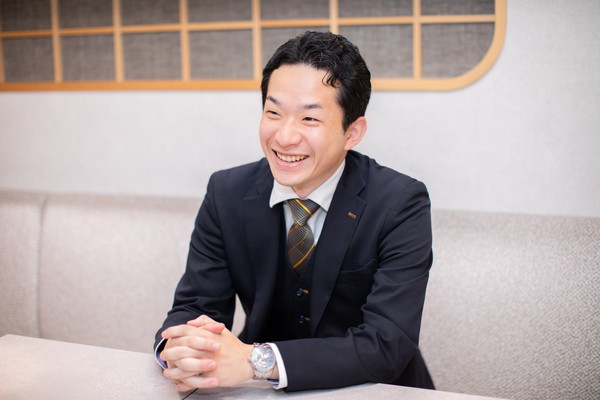 スタッフと打ち合わせをする様子