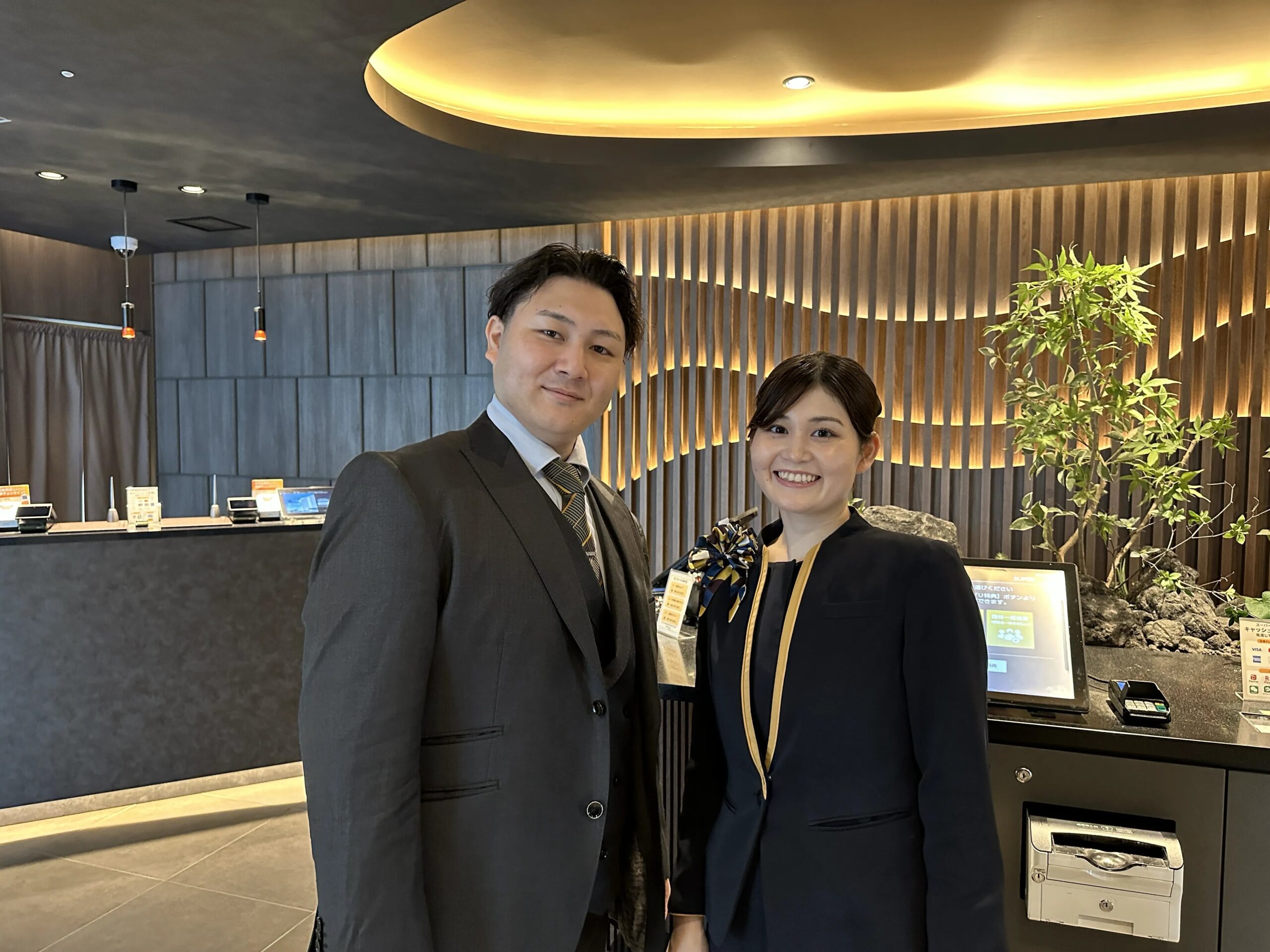 スーパーホテルのベンチャー支配人として働くふたり