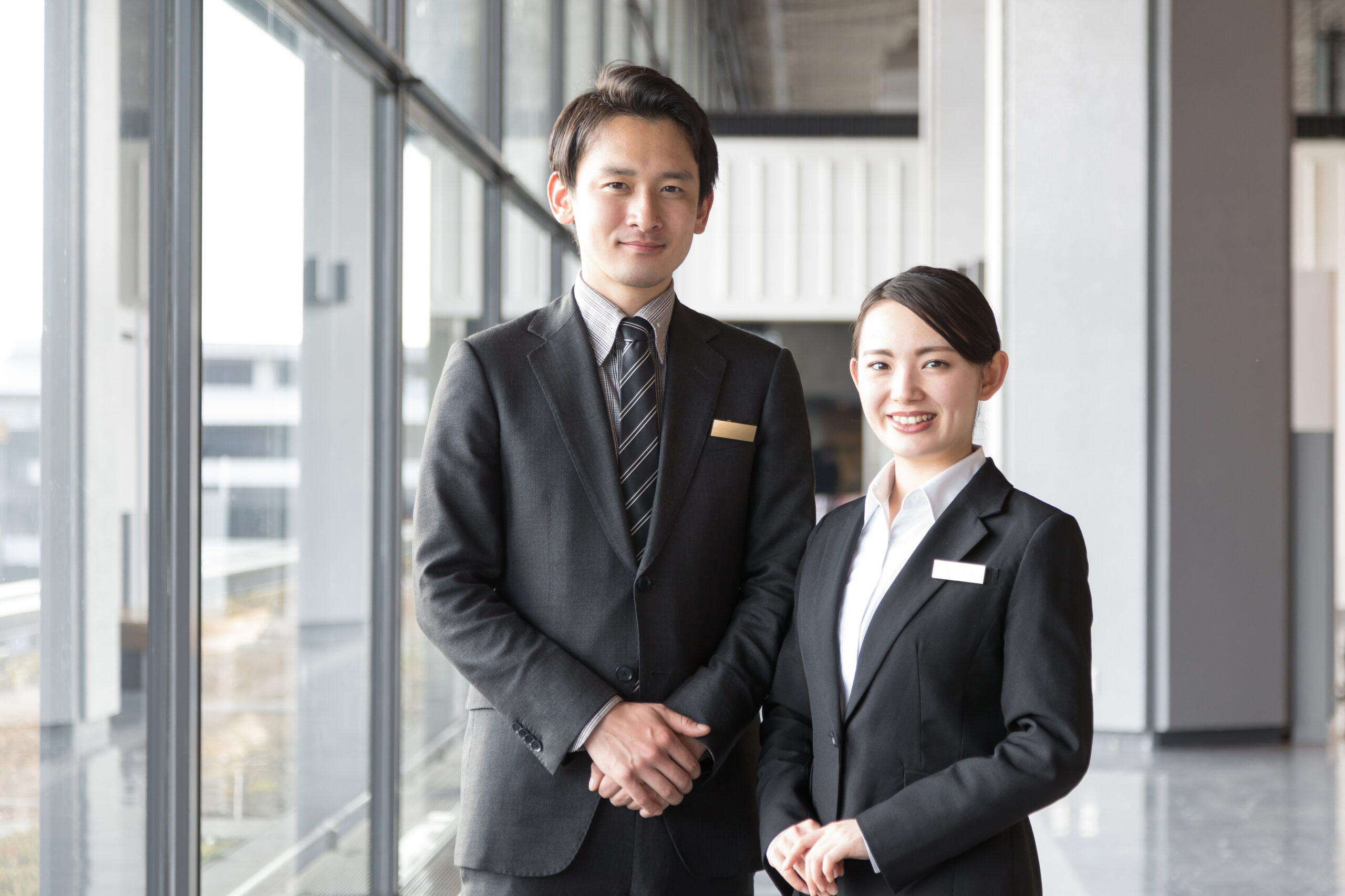 店舗の運営を任されて経営を学ぶふたりのイメージ