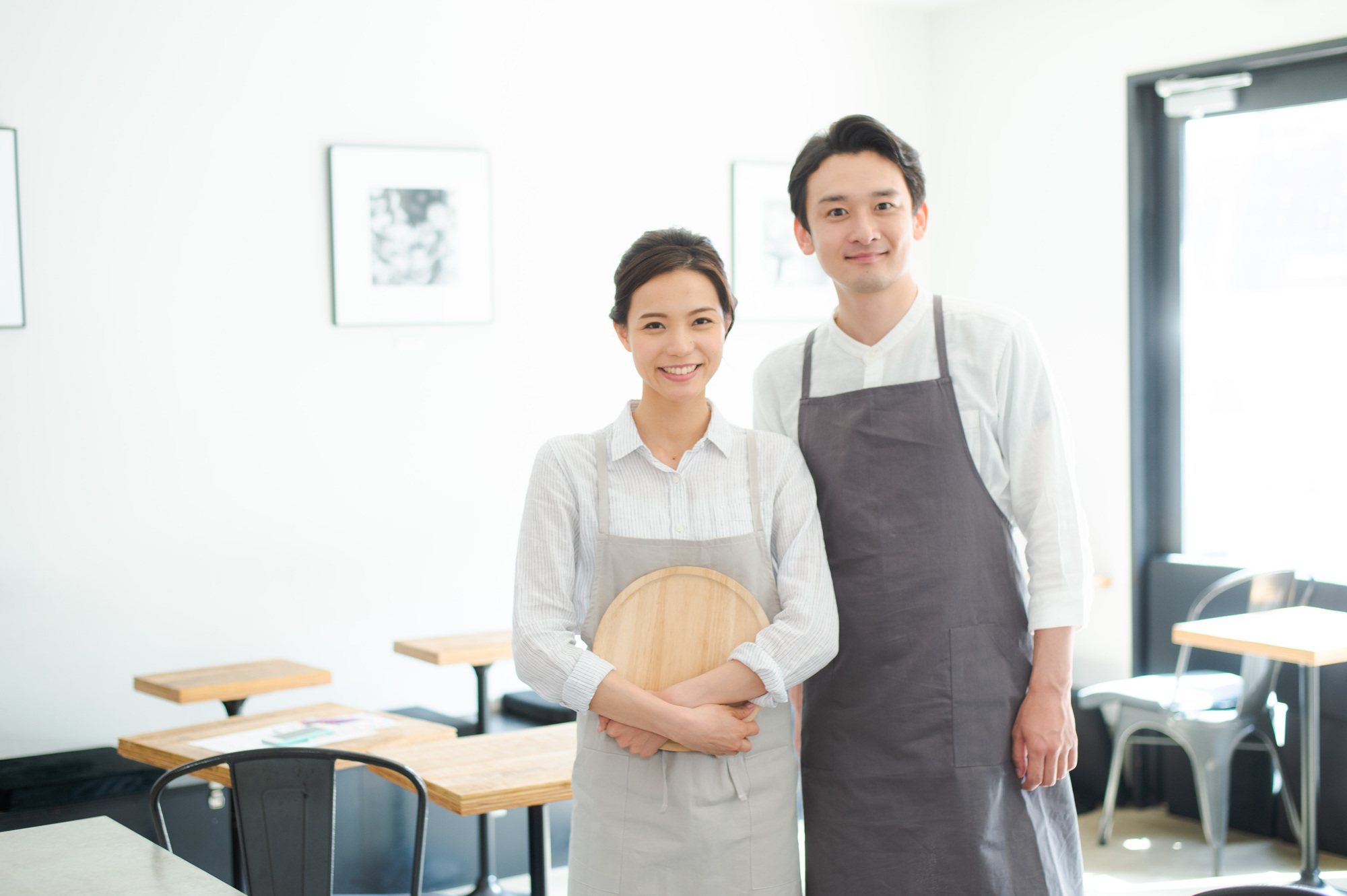 のれん分けを目指して修業する夫婦のイメージ